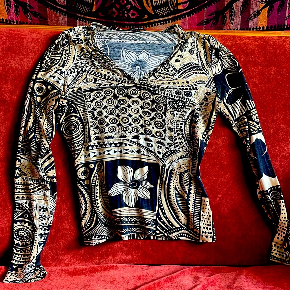 Funky patterned long sleeve v-neck tee